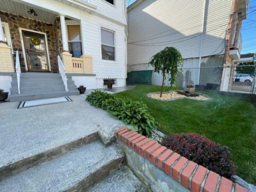 Lovely Victorian Home with Bed and Breakfast Energy