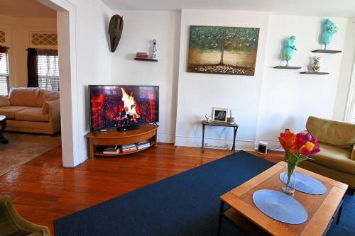 Lovely Victorian Home with Bed and Breakfast Energy