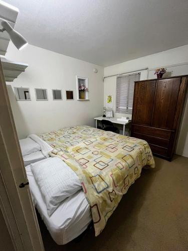 Affordable Private Room with Pool Access and Free Parking Near Zoo and Beaches in Clairemont Mesa East