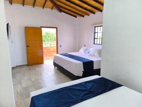 1 king bed, 1 double bed