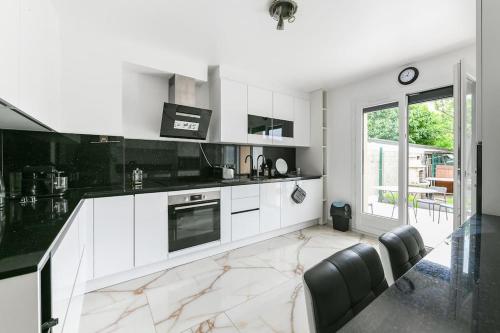 L'Elégante Etoile Parisienne avec Terrasse - Proche Gare et Seine (L'Elegante Etoile Parisienne avec Terrasse - Proche Gare et Seine) in Les Mureaux