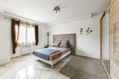 L'Elégante Etoile Parisienne avec Terrasse - Proche Gare et Seine (L'Elegante Etoile Parisienne avec Terrasse - Proche Gare et Seine) in Les Mureaux