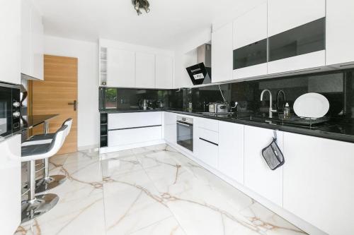 L'Elégante Etoile Parisienne avec Terrasse - Proche Gare et Seine (L'Elegante Etoile Parisienne avec Terrasse - Proche Gare et Seine) in Les Mureaux