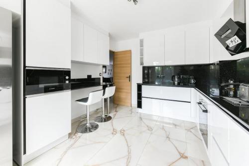 L'Elégante Etoile Parisienne avec Terrasse - Proche Gare et Seine (L'Elegante Etoile Parisienne avec Terrasse - Proche Gare et Seine) in Les Mureaux