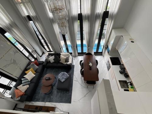 Luxury Pool Villa 5BR 12pax with Private Lift in Ekkamai, Bangkok (foto 3)