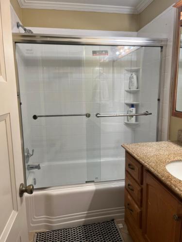 4-bedroom house with AC and WiFi in Dalton GA in Dalton, USA