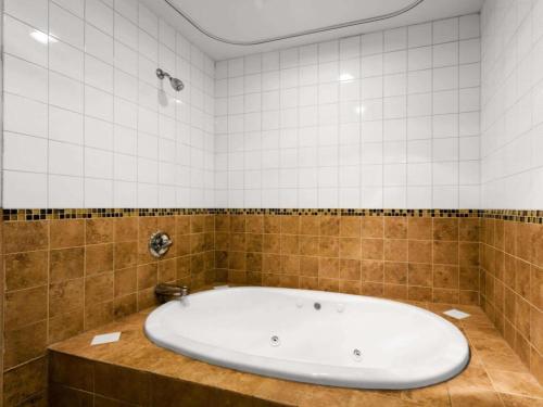 Ramada by Wyndham SeaTac Airport North - image 3