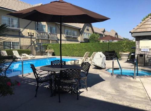 Folk Inn Ontario Airport – Ontario, CA