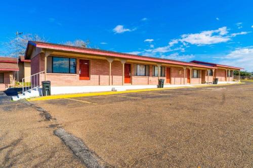 OYO Hotel Beeville -US 181 - image 14