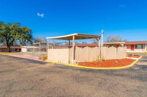 OYO Hotel Beeville -US 181 - image 12
