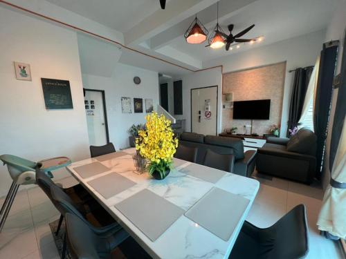 Homestay banglo 4 bilik aircond dan ruang tamu aircond 500meter dari HSB in Langgar