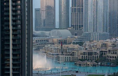 Stunning 3 Bedroom Apartment with Fountain Views by ZEN STAYS - Sleeps 9 - 2 Balconies, Dubai