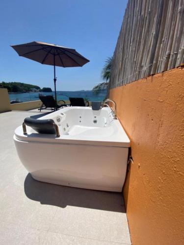 Hot tub, Papa Freds Beach Resort in Puerto Galera