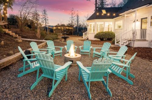 Yosemite Country House sleeps 20 w/ hot tub, firepit, bonus studio in Ahwahnee (CA)