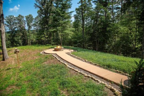 Adore the Smores Rustic mountain charm outdoor spaces and a cozy hot tub in Blue Ridge, USA