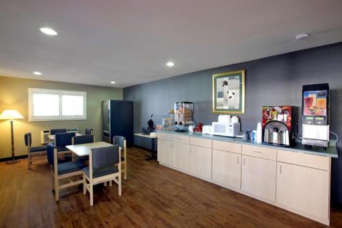 Americas Best Value Inn Midland thumb 3
