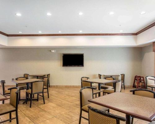 Comfort Inn & Suites in Madisonville, USA