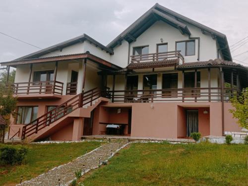 . Casa din Deal Isverna Mehedinți