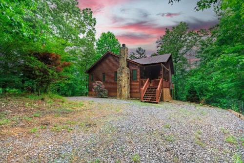 Ricks Retreat Log Cabin- Firepit Ping-Pong Hot Tub in Mineral Bluff, USA
