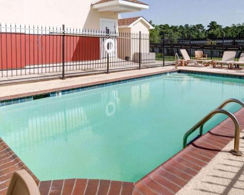 Suburban Extended Stay La Place thumb 2