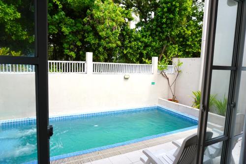 مسبح, تي إم إي ريتريتس ديجوراه (TME Retreats Dhigurah) in جنوب أري أتول