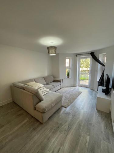 Shared lounge/TV area, BournemouthApartmentMT in Queen's Park