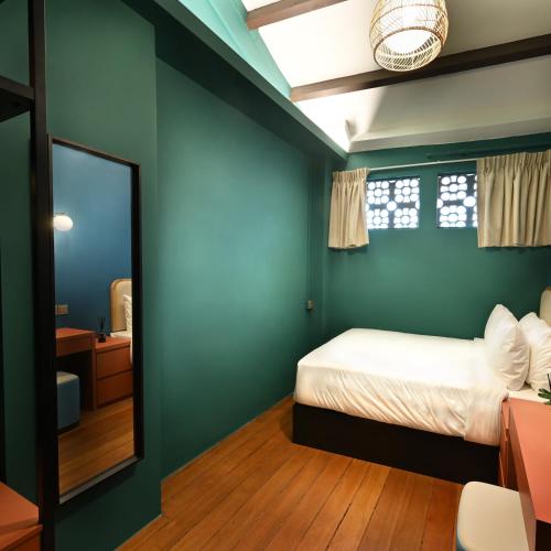 Standard Queen Room image 7