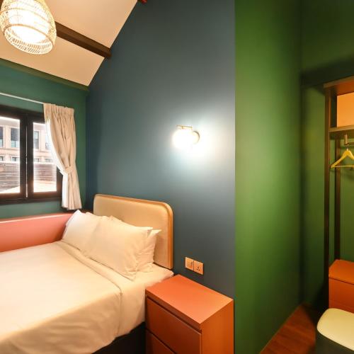 Standard Queen Room image 8