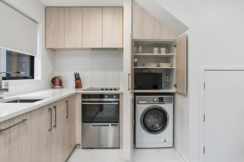 Prime Location Cosy Warm Free Off Street Park in Addington