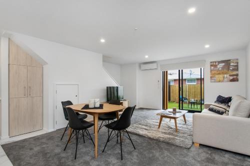 Prime Location Cosy Warm Free Off Street Park in Addington