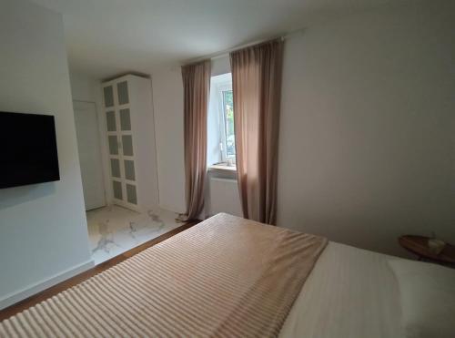 1 double bed, 2 twin beds