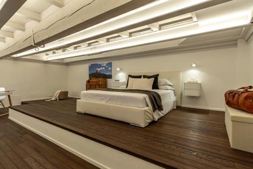 One-Bedroom Superior Apartment image 9