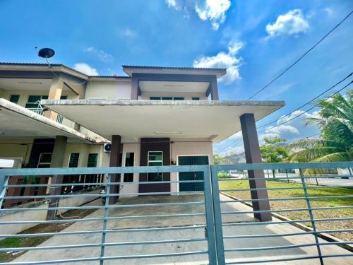 DrZ Corner Lot Rumah 4 bilik airconds dan ruang tamu airconds - 500 meter daripada Hospital Sultanah in 亞羅士打