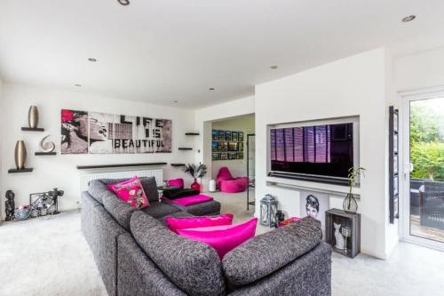 Very Large 5 Bed House Higham Ferrers family and contractors king beds Sky TV Pool Table Gym gîte à louer Irthlingborough