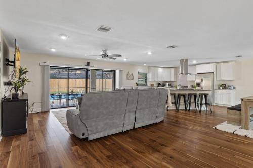 Sunshine State Retreat Luxury Pool Home in Brandon, USA
