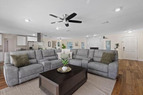 Sunshine State Retreat Luxury Pool Home in Brandon, USA