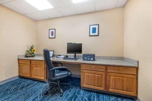 Comfort Suites Airport Louisville - image 7