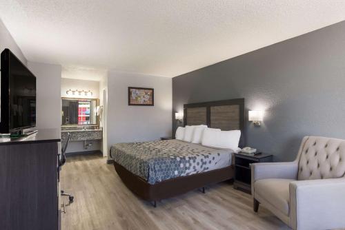 Econo Lodge - image 11