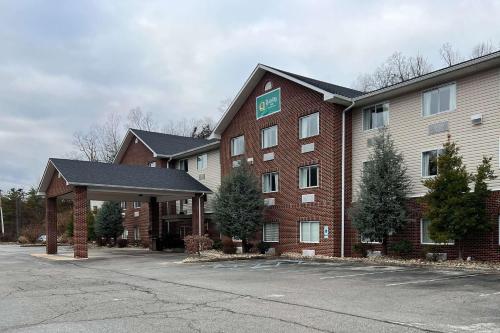 Super 8 by Wyndham Huntington WV - main image