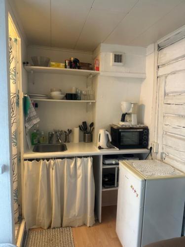 Small wooden house apartment 1 km from river Turku in Turku
