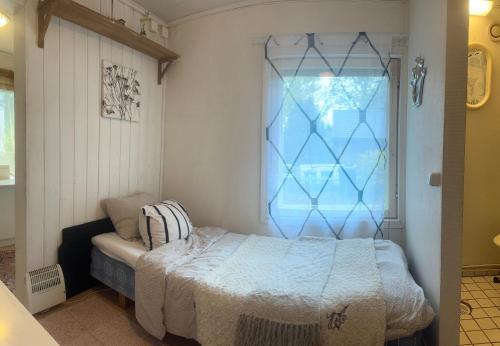 Small wooden house apartment 1 km from river Turku in Turku