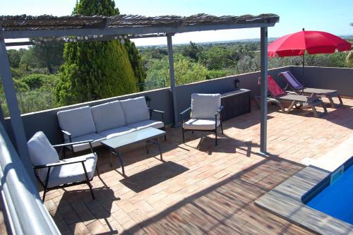 Charmante Villa mit 3 Schlafzimmer und Blick zum Meer in Santa Bárbara De Nexe