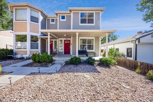 Three-Bedroom House room in Downtown Cozy retreat