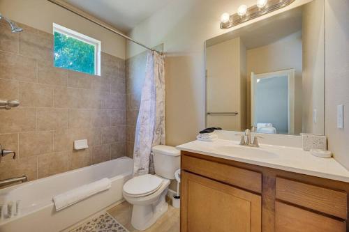 Downtown Cozy retreat - image 4