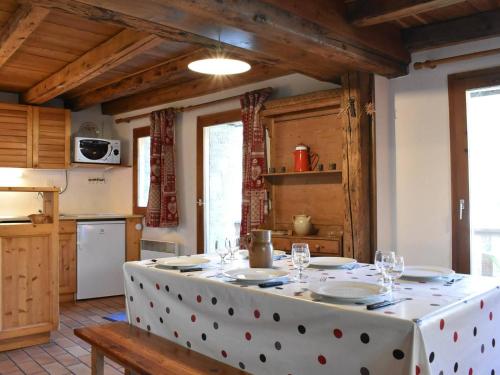 Chalet typique 8 personnes a Meribel, calme et pittoresque - FR-1-180-190 in ลา กิตตาซ