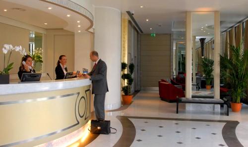 大堂, 杜卡迪曼托瓦大酒店 (Grand Hotel Duca Di Mantova) in 塞斯托聖喬凡尼