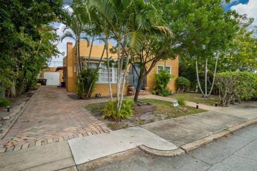 Relax in Hacienda de Paradise in SoSo West Palm Beach in Cloud Lake, USA