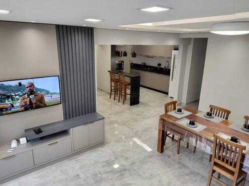 Amplo apartamento na quadra mar