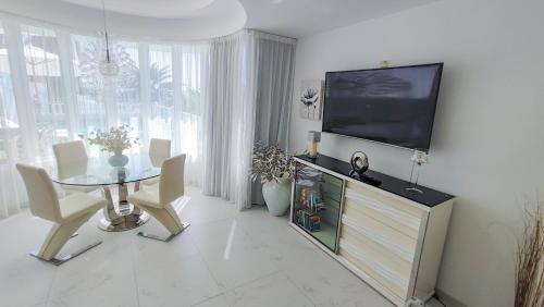 Sunset Suite - private pool and jacuzzi with oceanview, Адехе (фото 8)