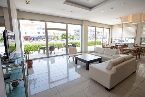 Zona de TV/saló-bar comuns, Çilek Marina Otel (Cilek Marina Otel) in Çeşme